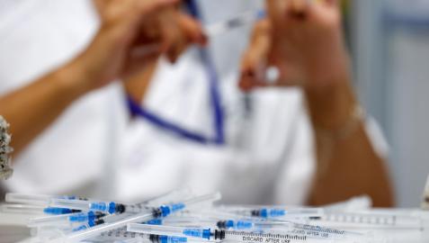 Una sanitaria prepara dosis de vacunas contra la covid-19 en el hospital Enfermera Isabel Zendal de Madrid