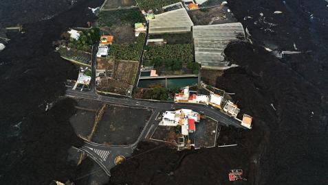 La fajana creada por la erupción del volcán Cumbre Vieja cubre algunas de las viviendas y parte de la carretera de un barrio cercano a la localidad de La Laguna