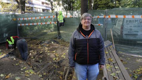 Marion Disenowski posa junto a una de las catas en la que se aprecian las raíces a escasos centímetros de la superficie