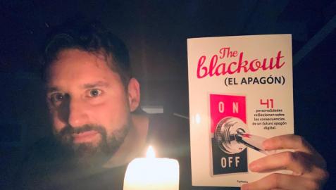 Mikel Navarro, con su libro 'The Blackout (El apagón)' Mikel Navarro, con su libro 'The Blackout (El apagón)'