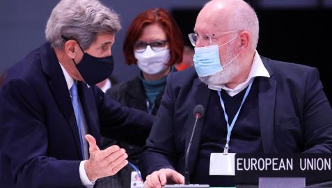 cop26 John Kerry conversa con Frans Timmermans en el transcurso de la Cumbre