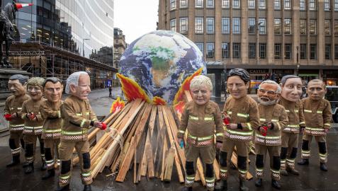 Activistas posan como líderes mundiales disfrazados de bomberos este viernes durante el último día de la COP26 en Glasgow, Reino Unido Activistas posan como líderes mundiales disfrazados de bomberos este viernes durante el último día de la COP26 en Glasgow, Reino Unido