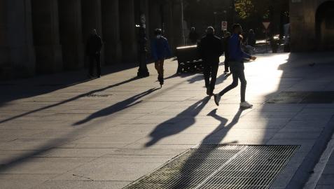 Varias personas pasean en Pamplona
