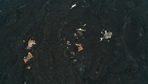 La fajana creada por la erupción del volcán Cumbre Vieja cubre algunas de las viviendas y parte de la carretera de un barrio cercano a la localidad de La Laguna La fajana creada por la erupción del volcán Cumbre Vieja cubre algunas de las viviendas y parte de la carretera de un barrio cercano a la localidad de La Laguna