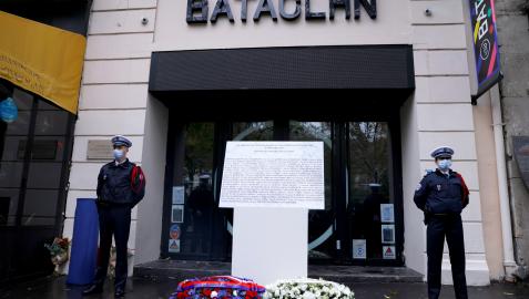 Agentes de la policía francesa, durante la ceremonia para rendir homenaje a las víctimas del 13 de noviembre de 2015 Agentes de la policía francesa, durante la ceremonia para rendir homenaje a las víctimas del 13 de noviembre de 2015