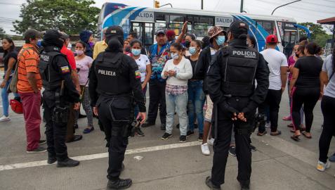 - Policías vigilan hoy mientras familiares de presos esperan información sobre sus seres queridos, en las afueras de la penitenciaría de Guayaquil (Ecuador) - Policías vigilan hoy mientras familiares de presos esperan información sobre sus seres queridos, en las afueras de la penitenciaría de Guayaquil (Ecuador)