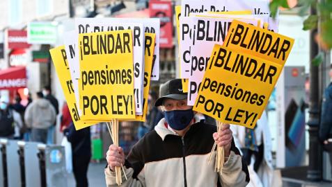 Varias personas participan en la manifestación convocada este sábado por la Mesa Estatal por el Blindaje de las Pensiones (MERP) Varias personas participan en la manifestación convocada este sábado por la Mesa Estatal por el Blindaje de las Pensiones (MERP)