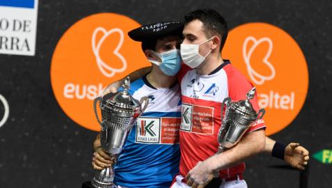 Altuna consuela a Jaka después de la final de la Jaula Altuna consuela a Jaka después de la final de la Jaula