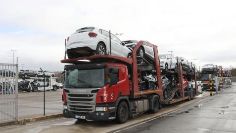 Camiones cargados de coches nuevos saliendo de Volkswagen Navarra