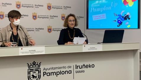 pamplonup Ana Elizalde, concejala delegada de Gobierno Estratégico, Comercio y Turismo, e Inma Elcano, coordinadora de Comerciantes de Navarra