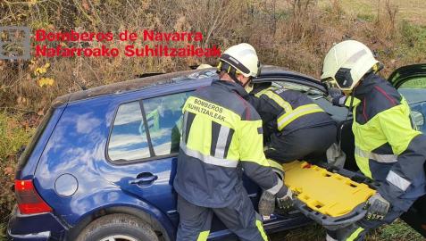 bomberos Los bomberos atienden a la persona herida en la NA-234