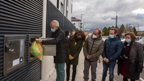 David Campión introduce una bolsa con pelotas de plástico en uno de los nuevos buzones de recogida neumática David Campión introduce una bolsa con pelotas de plástico en uno de los nuevos buzones de recogida neumática