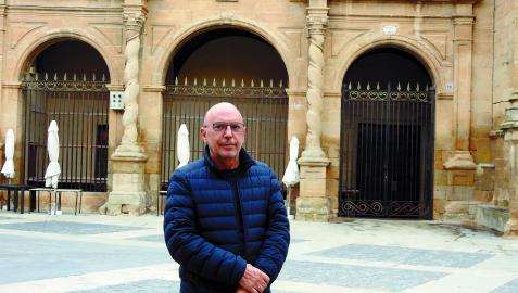 Agustín Garnica Cruz en la plaza de la Constitución, delante de la iglesia de Nuestra Sra. de la Asunción Agustín Garnica Cruz en la plaza de la Constitución, delante de la iglesia de Nuestra Sra. de la Asunción