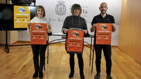 Desde la izda., Mª Asun Esparza, presidenta de Ascota; Soco Ojer, concejala de Comercio; y Ion Soltxaga, técnico de comercio del consistorio en la presentación de la campaña. Desde la izda., Mª Asun Esparza, presidenta de Ascota; Soco Ojer, concejala de Comercio; y Ion Soltxaga, técnico de comercio del consistorio en la presentación de la campaña