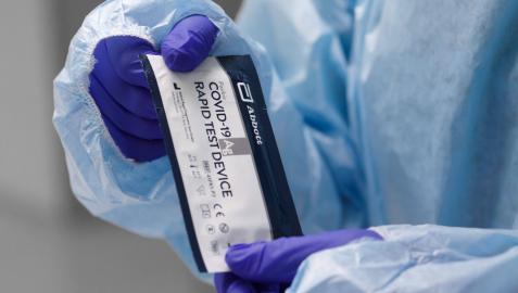 test antígenos Una sanitaria prepara el material para un test de antígenos