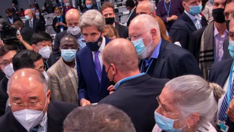 cop26 John Kerry y otros delegados en los debates del último día de la COP26