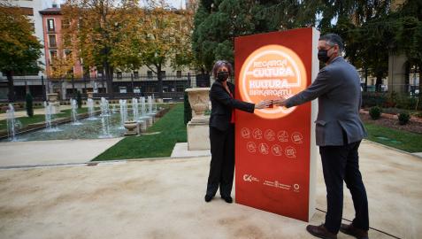 La consejera Esnaola y el director general Ignacio Apezteguía junto al totem que simboliza la campaña La consejera Esnaola y el director general Ignacio Apezteguía junto al totem que simboliza la campaña