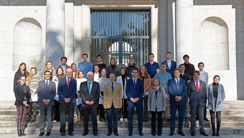 Los alumnos becados con la Global Internship junto al presidente de Caja Rural de Navarra, el rector de la Universidad de Navarra y otras autoridades Los alumnos becados con la Global Internship junto al presidente de Caja Rural de Navarra, el rector de la Universidad de Navarra y otras autoridades