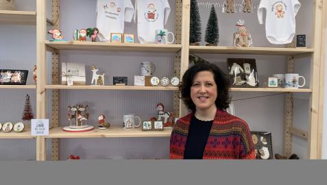 Patricia Ibáñez, junto a los artículos de regalos y galletas decoradas de The Cookie Show Patricia Ibáñez, junto a los artículos de regalos y galletas decoradas de The Cookie Show