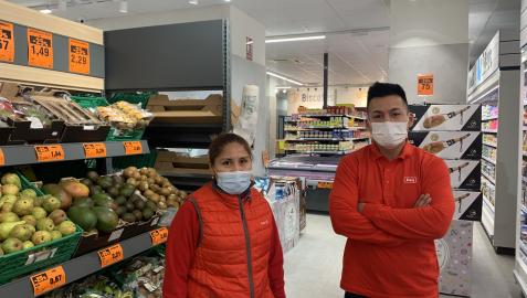supermercado dia lezkairu Leila Coca y Óscar Castañeda, socios del DIA de Lezkairu en régimen de franquicia