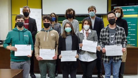 Foto de grupo de jurado y galardonados en los V Premios Caja Rural a Trabajos Fin de Estudios con Proyectos de Emprendimiento Foto de grupo de jurado y galardonados en los V Premios Caja Rural a Trabajos Fin de Estudios con Proyectos de Emprendimiento