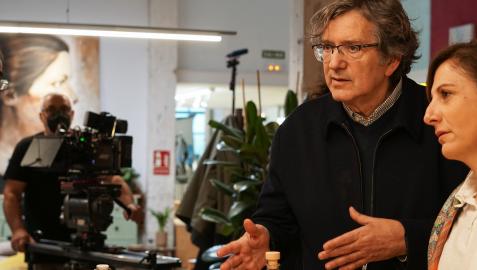 Rodaje Gerardo Herrero junto a Malena Alterio durante el rodaje de 'Bajo Terapia' en Pamplona
