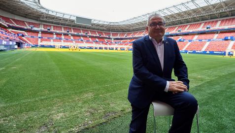 LuisSabalza El presidente del C.A. Osasuna, Luis Sabalza, junto al césped del estadio de El Sadar