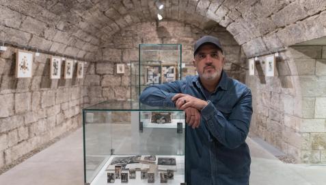 El artista tudelano Juan Carlos Aguado Ruiz posa junto a algunas de sus obras expuestas en las bodegas del Museo Muñoz Sola de la ciudad El artista tudelano Juan Carlos Aguado Ruiz posa junto a algunas de sus obras expuestas en las bodegas del Museo Muñoz Sola de la ciudad