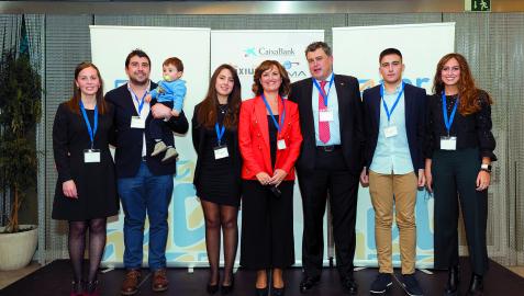 Félix Guindulain Busto -tercero por la derecha- junto a sus familiares. Félix Guindulain Busto -tercero por la derecha- junto a sus familiares.