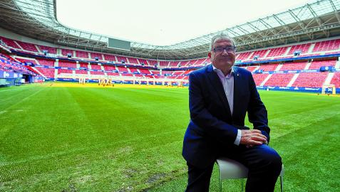 Luis Sabalza, presidente de Osasuna, atendió a los medios de comunicación a pie de césped de El Sadar ayer al mediodía Luis Sabalza, presidente de Osasuna, atendió a los medios de comunicación a pie de césped de El Sadar ayer al mediodía