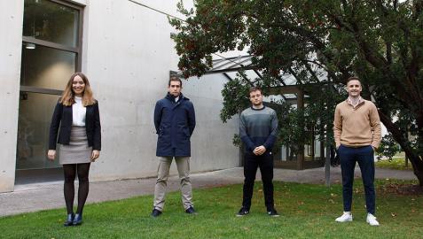 De izquierda a derecha, los graduados Nerea Iriarte, Andrés Corera (ganador), Íñigo Abril e Íñigo De Carlos De izquierda a derecha, los graduados Nerea Iriarte, Andrés Corera (ganador), Íñigo Abril e Íñigo De Carlos