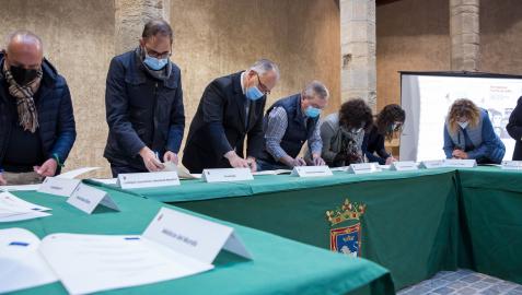 El alcalde Enrique Maya y representantes de 11 entidades firman el convenio El alcalde Enrique Maya y representantes de 11 entidades firman el convenio