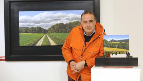 Joseja Casado, junto a dos de las obras, de distintos formatos y enmarcaciones, que forman parte de la exposición Serenidad instalada en la galería Ormolú Joseja Casado, junto a dos de las obras, de distintos formatos y enmarcaciones, que forman parte de la exposición Serenidad instalada en la galería Ormolú