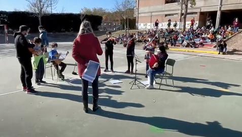 Un grupo de alumnos interpreta el Himno a la Alegría ante sus compañeros en el homenaje de ayer en el patio del colegio Monte San Julián. Un grupo de alumnos interpreta el Himno a la Alegría ante sus compañeros en el homenaje de ayer en el patio del colegio Monte San Julián.