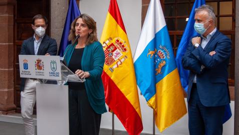 la palma La ministra Teresa Ribera, flanqueada por Mariano Hernández y Ángel Víctor Torrse