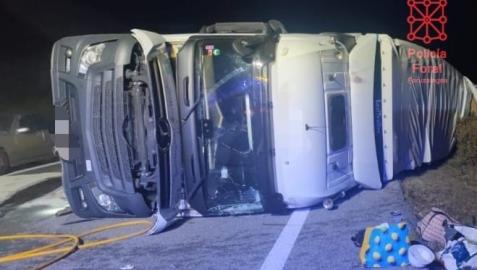 Imagen del estado en el que quedó el camión tras volcar en la AP-15 Imagen del estado en el que quedó el camión tras volcar en la AP-15