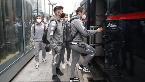 Futbolistas de Osasuna se suben al autobús camino al Wanda Metropolitano Futbolistas de Osasuna se suben al autobús camino al Wanda Metropolitano