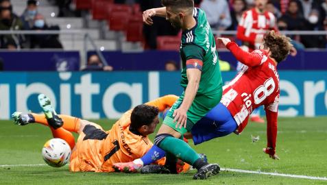 Ocasión de Griezmann ante Sergio Herrera y David García Ocasión de Griezmann ante Sergio Herrera y David García