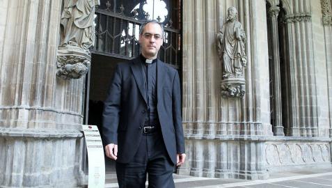 Juan Antonio Aznárez, junto a la capilla Barbazana de la catedral en una imagen de archivo Juan Antonio Aznárez, junto a la capilla Barbazana de la catedral en una imagen de archivo