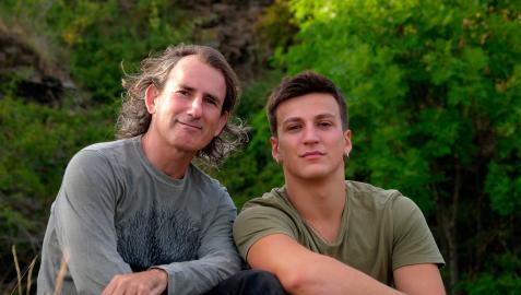 Andoni y Julen Canela, en una fotografía después de terminar el viaje de cuatro años Andoni y Julen Canela, en una fotografía después de terminar el viaje de cuatro años
