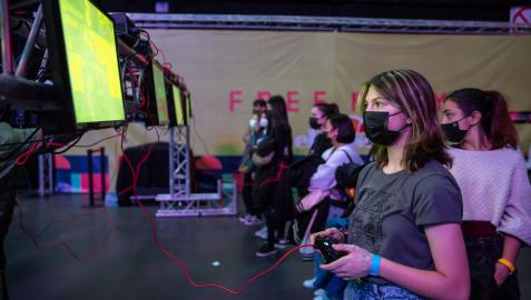 Varias chicas juegan en una zona de prueba de videojuegos en el Play Pamplona Game Fest Varias chicas juegan en una zona de prueba de videojuegos en el Play Pamplona Game Fest