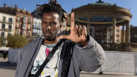 Carlos Bartuty hace el símbolo de las protestas en Cuba desde la Plaza del Castillo pamplonesa Carlos Bartuty hace el símbolo de las protestas en Cuba desde la Plaza del Castillo pamplonesa