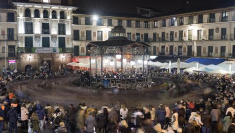 revoltosa tudela Asistentes al acto rodean a los participantes en La Revoltosa que corren en uno de los momentos en los que la Banda de Música aceleró el ritmo de la partitura