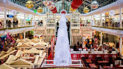 Centro comercial con la decoración de Navidad Centro comercial con la decoración de Navidad