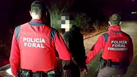Momento de la detención de uno de los jóvenes en Artica Momento de la detención de uno de los jóvenes en Artica