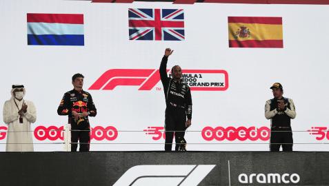 HamiltonAlonso De izda. a dcha., podio en Catar con Max Verstappen, Lewis Hamilton y Fernando Alonso