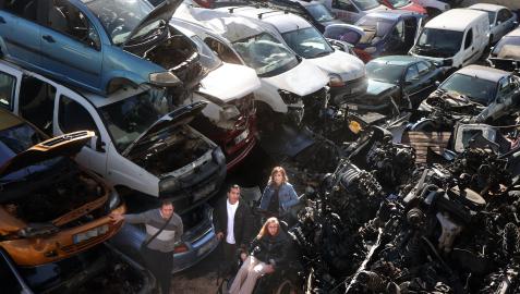 De izquierda a derecha, Teodoro Abajo, Luis González, Jerusalén Iriarte y Mª del Burgo Chávarri, entre montañas de motores y coches siniestrados con el objetivo de concienciar De izquierda a derecha, Teodoro Abajo, Luis González, Jerusalén Iriarte y Mª del Burgo Chávarri, entre montañas de motores y coches siniestrados con el objetivo de concienciar