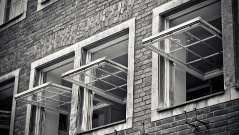 Ventanas abiertas de un edificio Ventanas abiertas de un edificio
