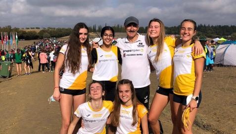 SUBCAMPEONAS DE ESPAÑA. El Grupompleo Pamplona Atlético sub20, ayer. Ana María Feligreras, Jihad Essoubai, el técnico Ignacio Santamaría, Nadya Collantes y Sara Prados. Abajo: Rebeca Miguelena y Violeta Alonso. SUBCAMPEONAS DE ESPAÑA. El Grupompleo Pamplona Atlético sub20, ayer. Ana María Feligreras, Jihad Essoubai, el técnico Ignacio Santamaría, Nadya Collantes y Sara Prados. Abajo: Rebeca Miguelena y Violeta Alonso.