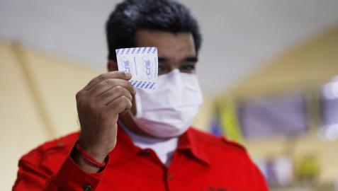 Maduro Nicolás Maduro enseña su papeleta antes de introducirla en la urna en las elecciones regionales